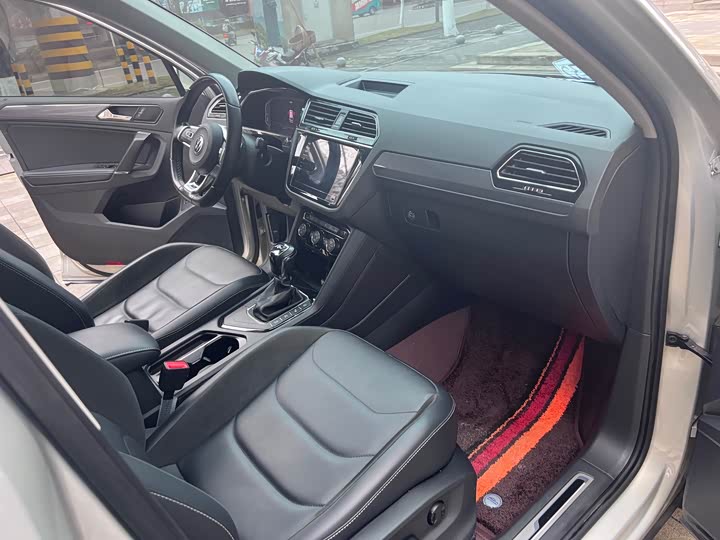 Фото 8 - Volkswagen Tiguan L Pro