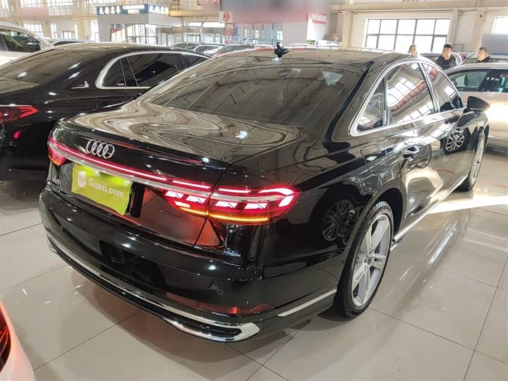 Фото 7 - Audi A8