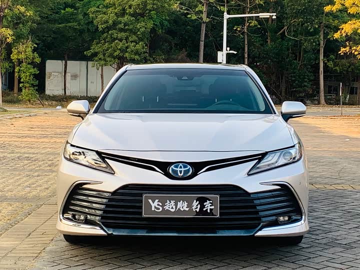 Фото 2 - Toyota Camry