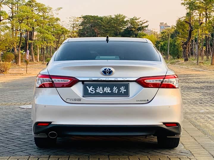 Фото 4 - Toyota Camry