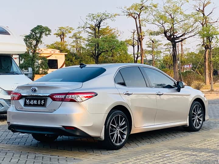 Фото 5 - Toyota Camry