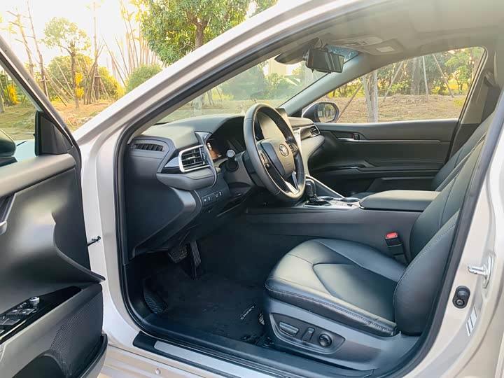 Фото 8 - Toyota Camry