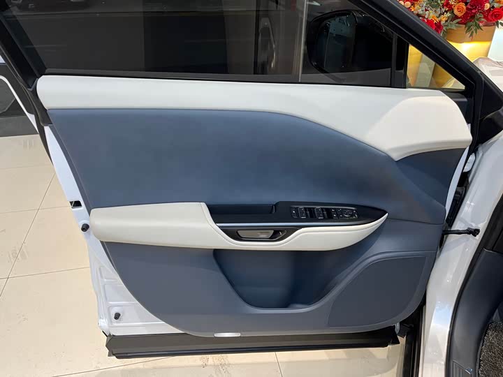 Фото 8 - Lexus RZ