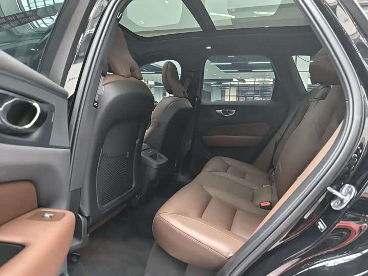 Фото 8 - Volvo XC60