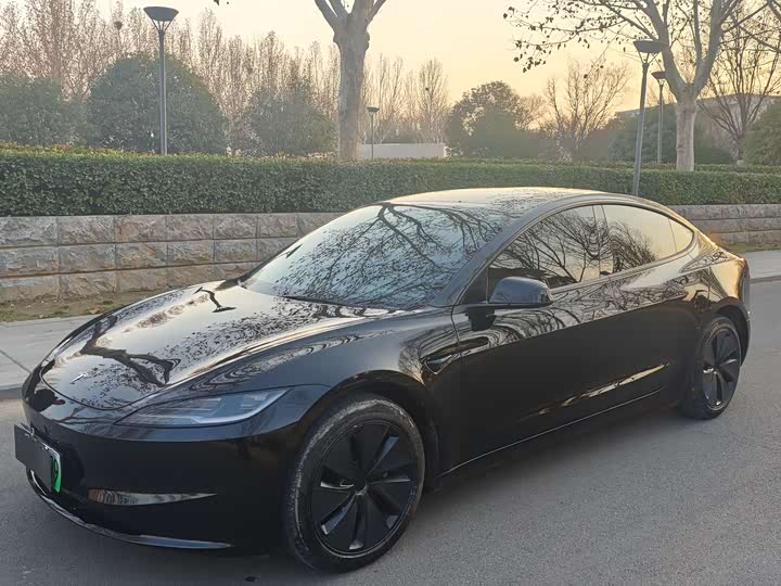 Фото 1 - Tesla Model 3