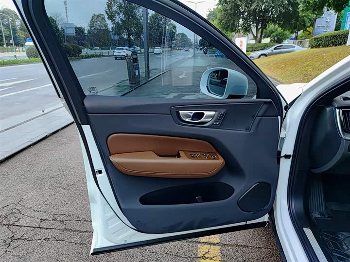 Фото 6 - Volvo XC60