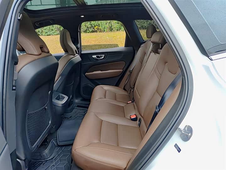 Фото 8 - Volvo XC60