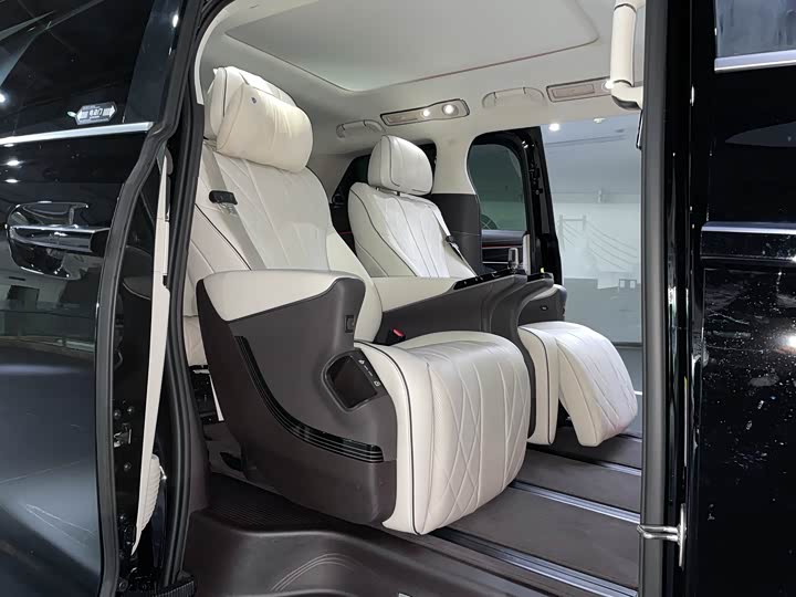 Фото 8 - Denza D9