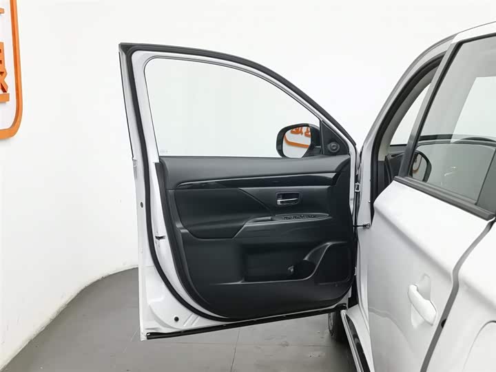 Фото 8 - Mitsubishi Outlander