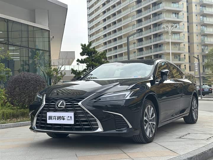 Фото 1 - Lexus ES