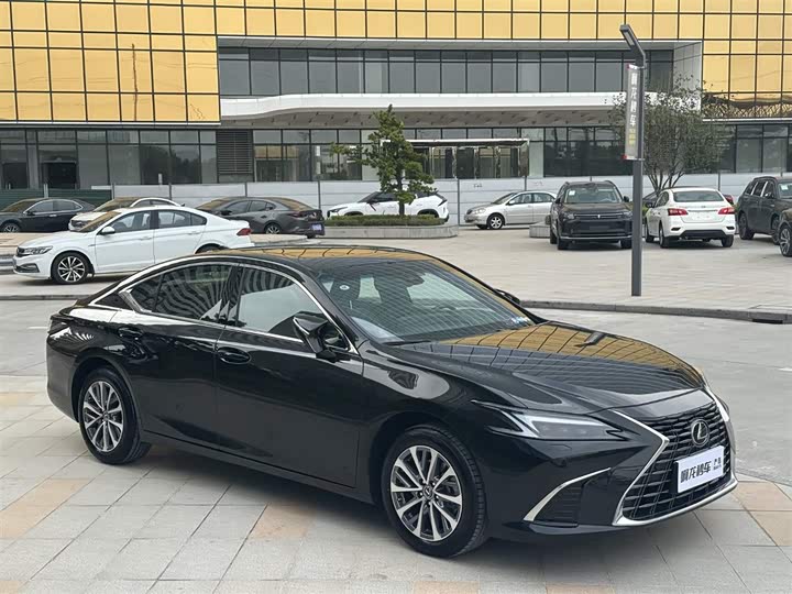 Фото 2 - Lexus ES
