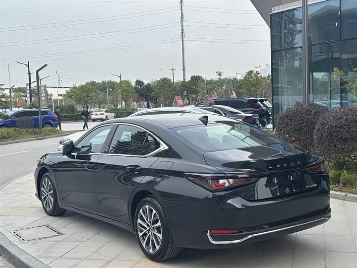 Фото 7 - Lexus ES