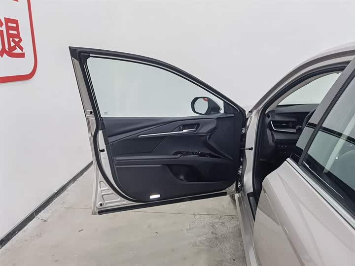 Фото 8 - Toyota Camry