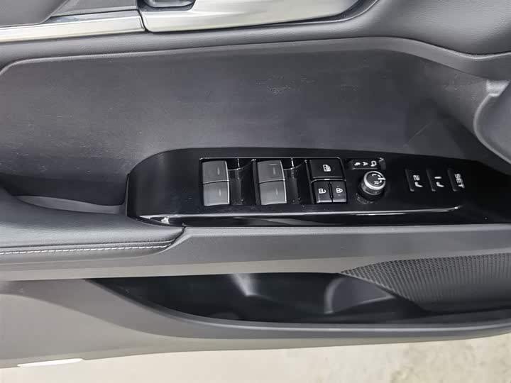 Фото 9 - Toyota Camry