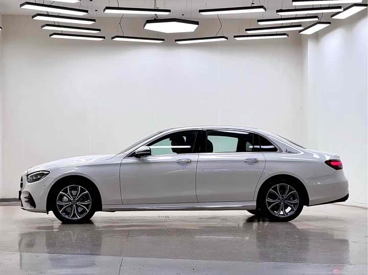 Фото 4 - Mercedes-Benz E-Class