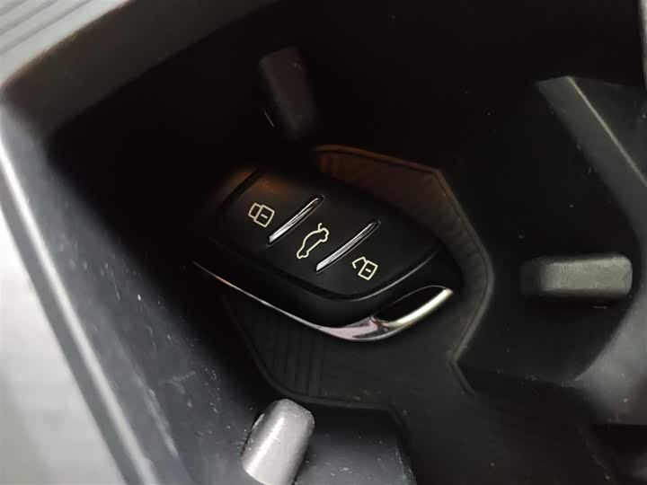 Фото 9 - Roewe i5