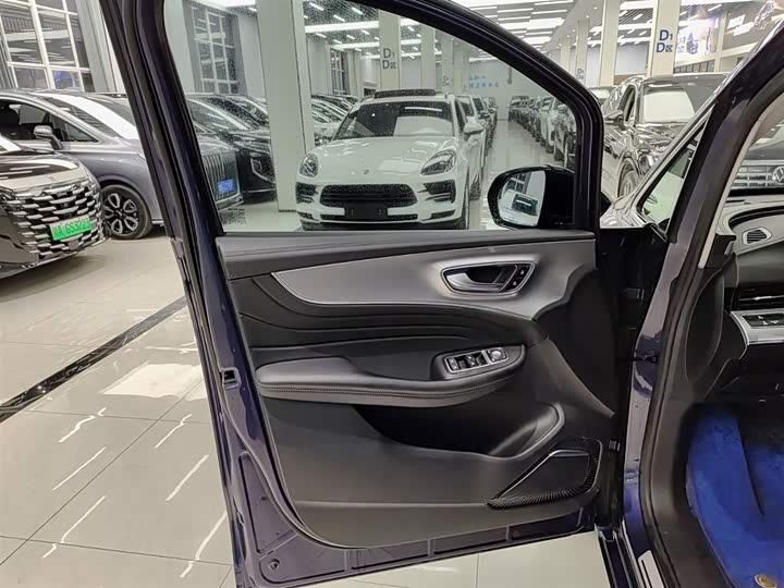 Фото 6 - Roewe iMax 8