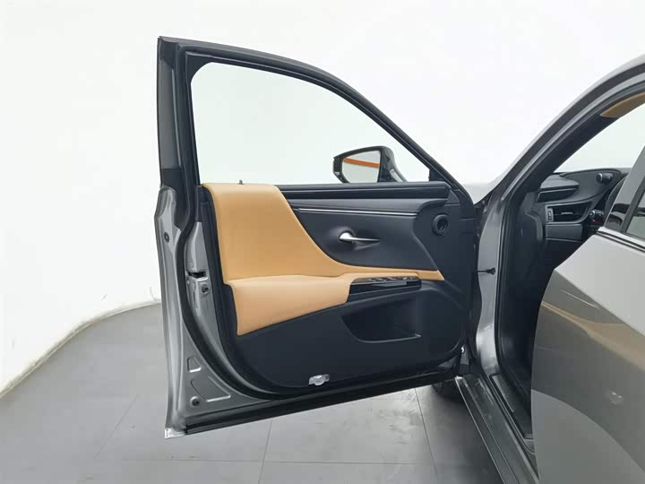 Фото 8 - Lexus ES