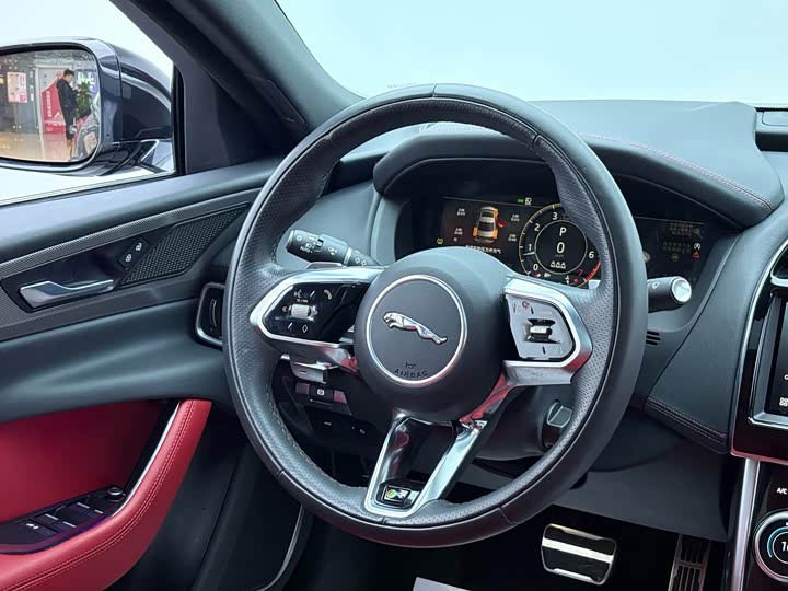 Фото 9 - Jaguar XE L