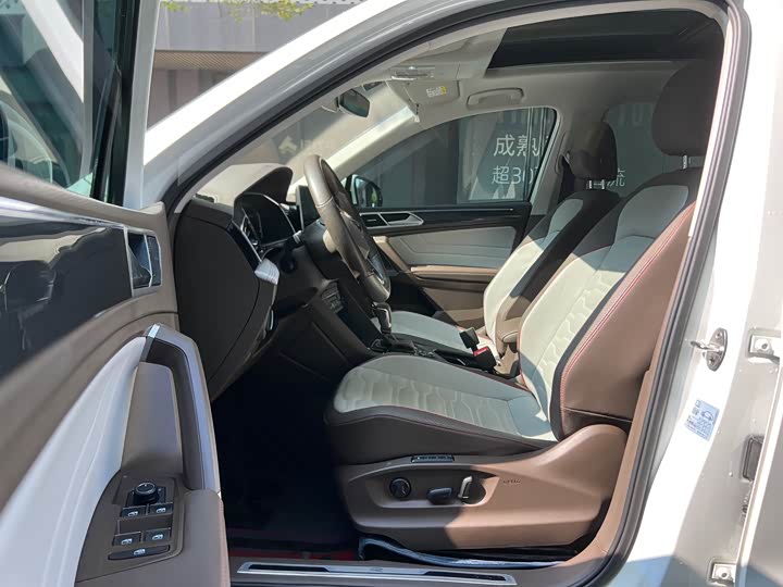 Фото 4 - Volkswagen Tiguan L Pro