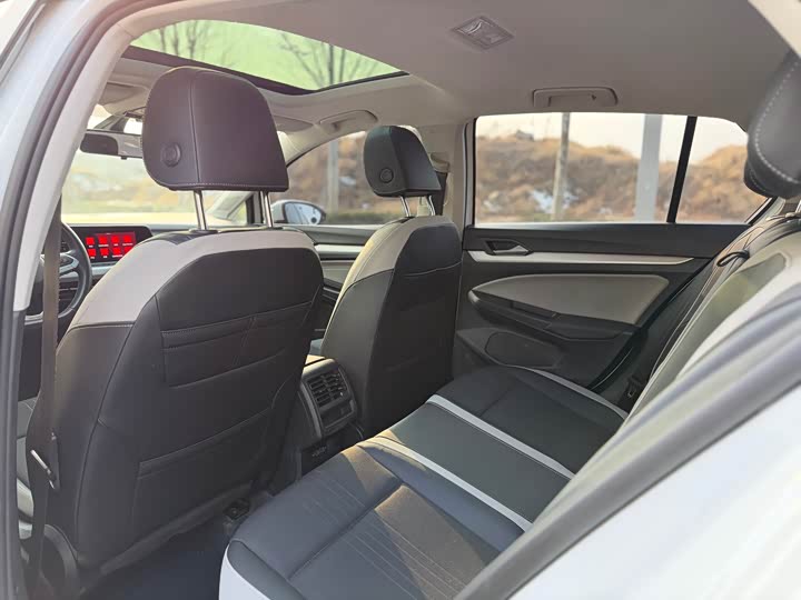 Фото 8 - Volkswagen Golf