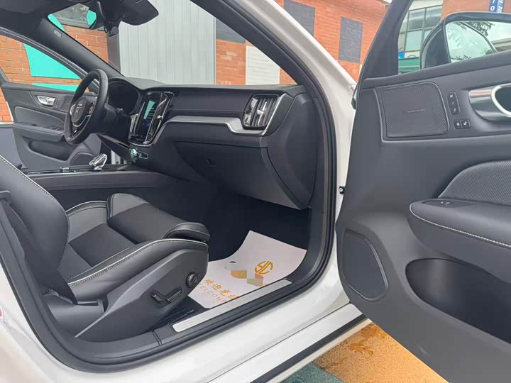 Фото 9 - Volvo S60