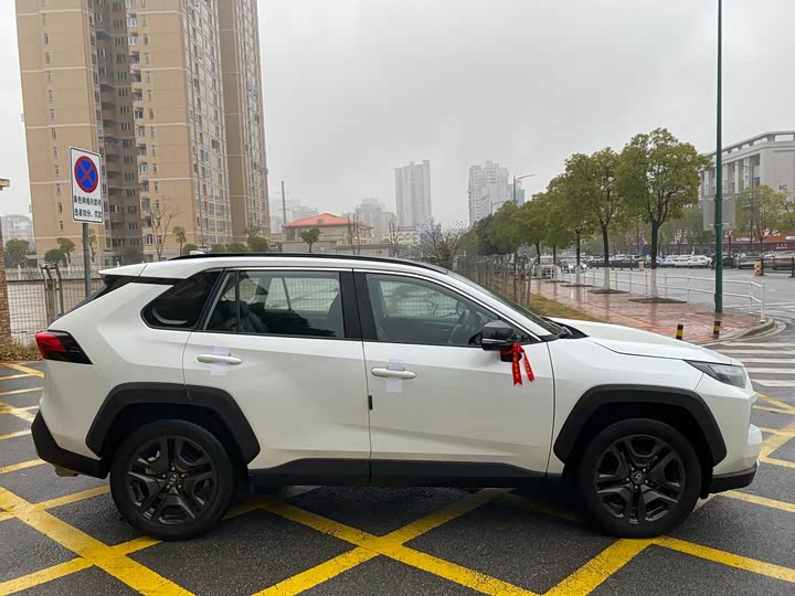 Фото 4 - Toyota RAV4