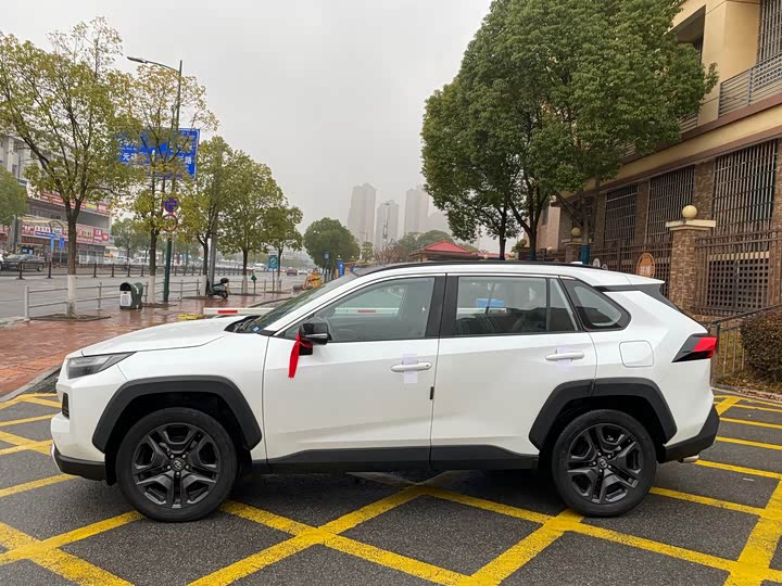 Фото 5 - Toyota RAV4