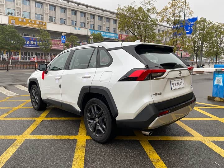 Фото 6 - Toyota RAV4