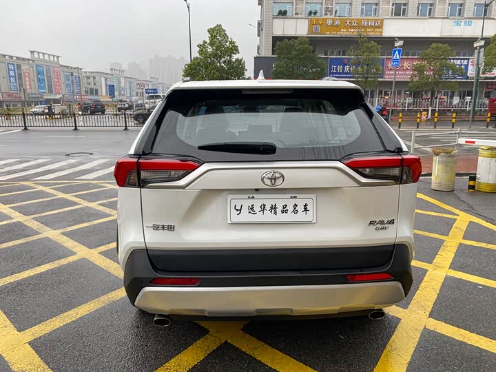 Фото 7 - Toyota RAV4