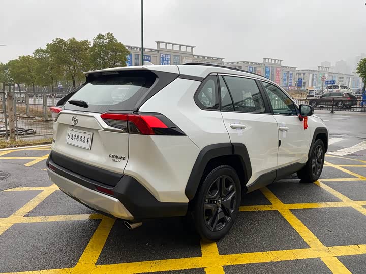 Фото 8 - Toyota RAV4