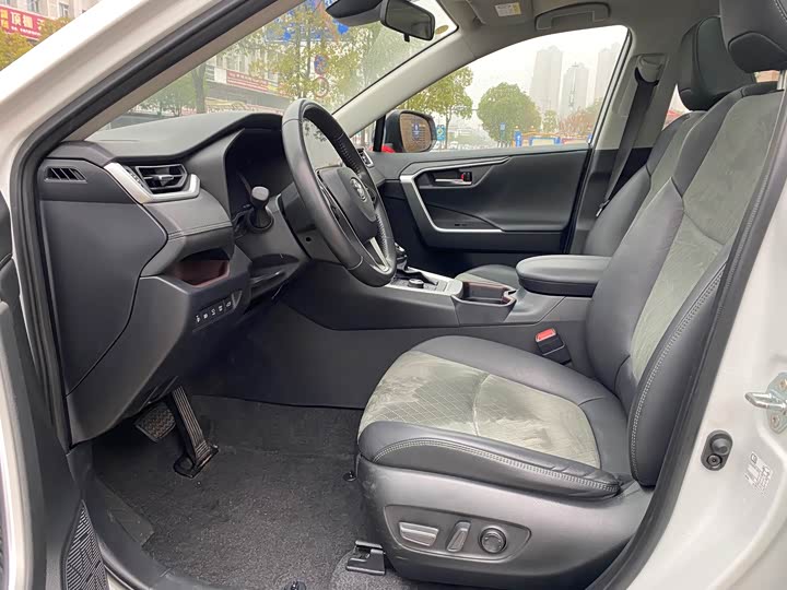 Фото 9 - Toyota RAV4