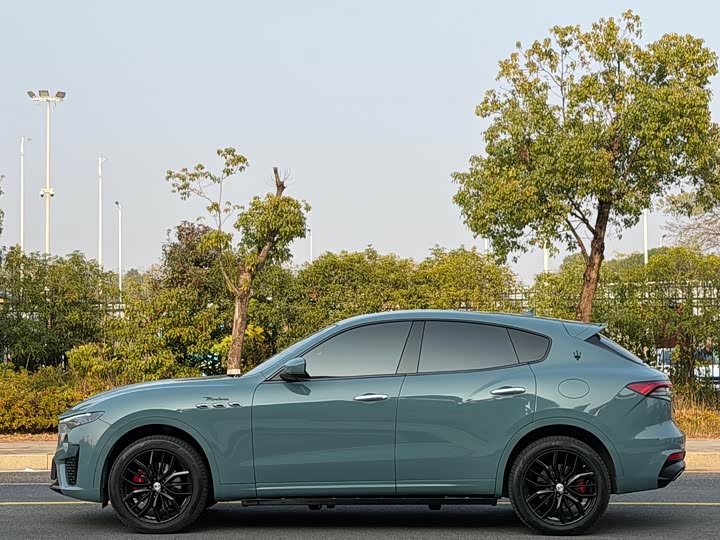 Фото 8 - Maserati Levante