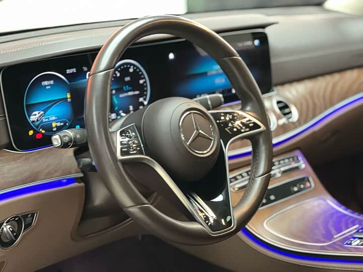 Фото 7 - Mercedes-Benz E-Class