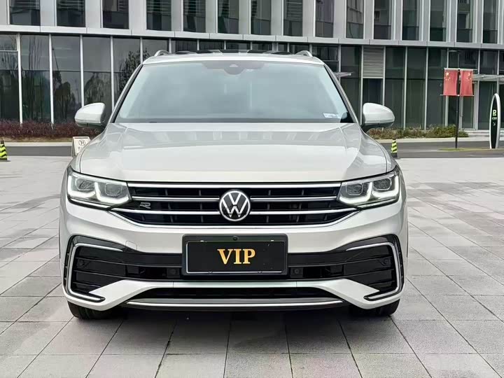 Фото 2 - Volkswagen Tiguan L Pro