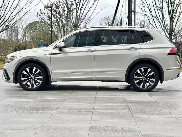 Фото 3 - Volkswagen Tiguan L Pro