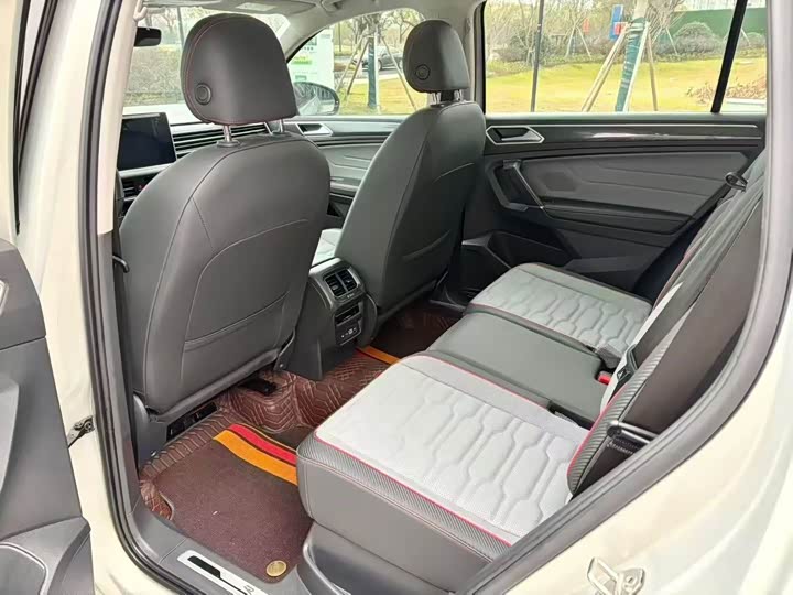 Фото 8 - Volkswagen Tiguan L Pro