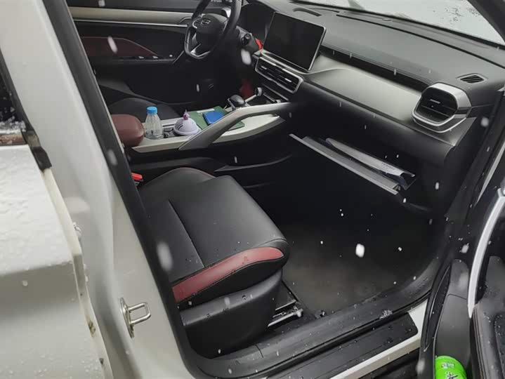 Фото 8 - Geely Coolray