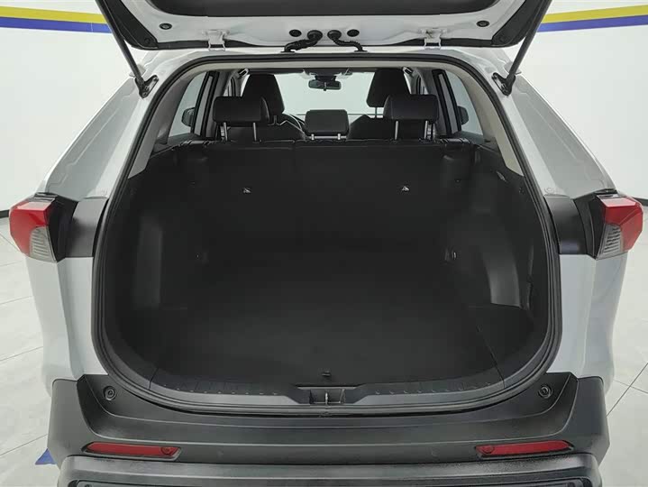 Фото 4 - Toyota RAV4