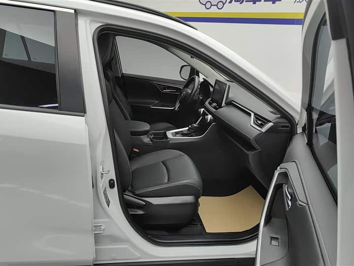 Фото 8 - Toyota RAV4