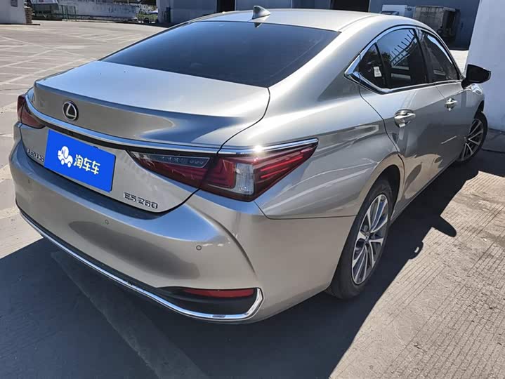Фото 3 - Lexus ES