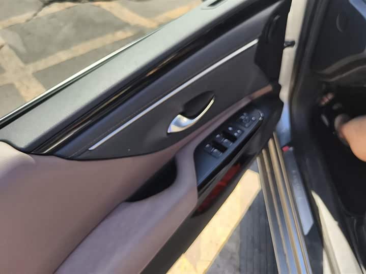 Фото 7 - Lexus ES