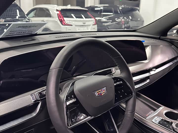 Фото 8 - Cadillac XT5