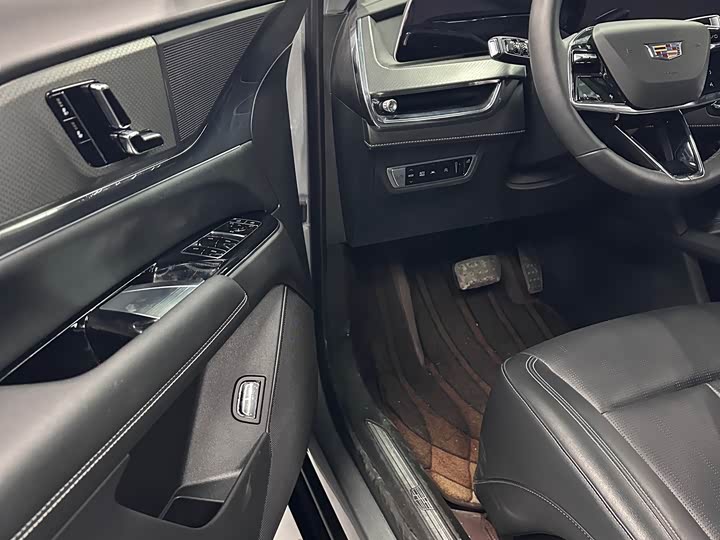 Фото 9 - Cadillac XT5