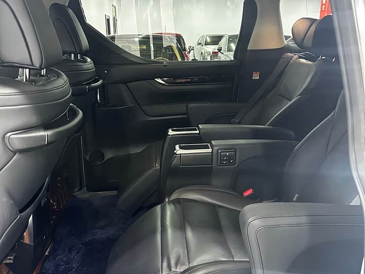 Фото 7 - Toyota Vellfire