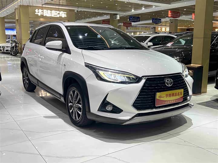 Фото 3 - Toyota Yaris L Hatchback