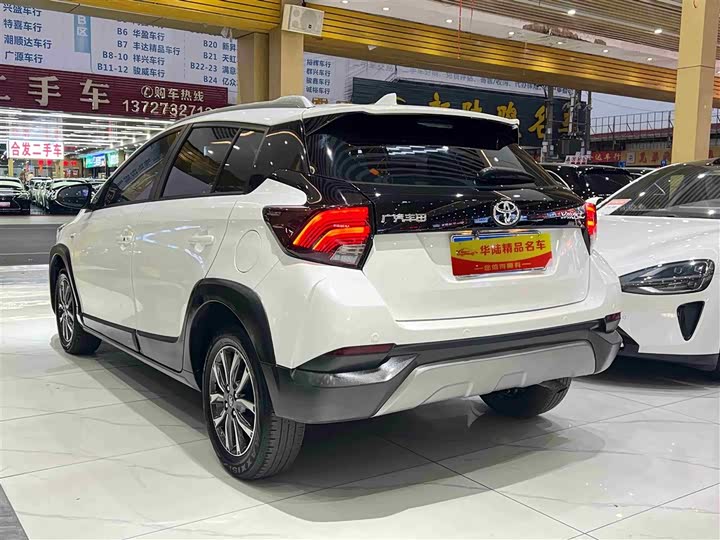 Фото 4 - Toyota Yaris L Hatchback