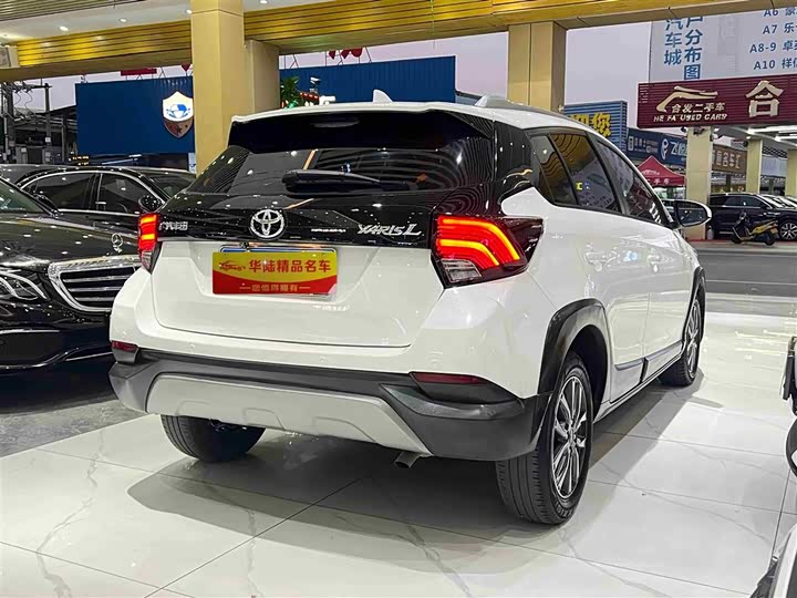 Фото 6 - Toyota Yaris L Hatchback