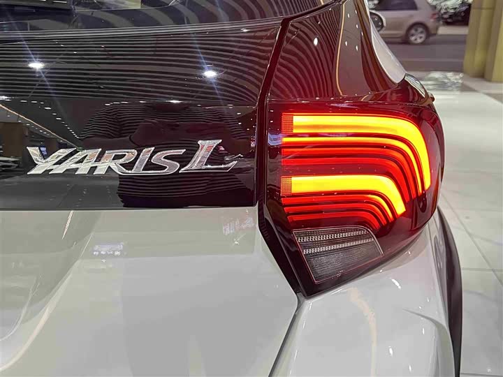 Фото 8 - Toyota Yaris L Hatchback