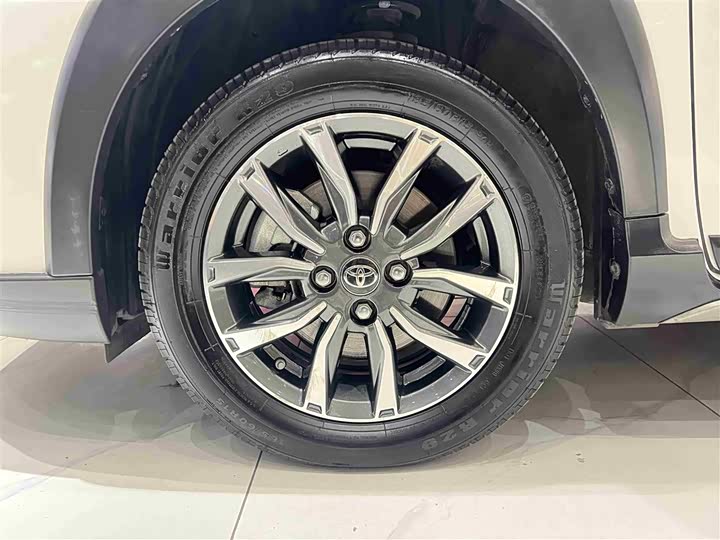 Фото 9 - Toyota Yaris L Hatchback